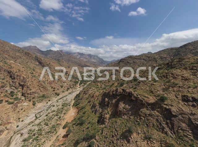 السفوح والمنحدرات على القمم الجبلية ، شلالات وادي ذهب في محافظة الليث، المناظر الطبيعية في المنتزهات الترفيهية المميزة المشهورة، موقع طبيعي سياحي مهم في مكة المكرمة في  السعودية، منظر السماء مع الغيوم البيضاء