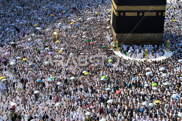 معالم و أماكن إسلامية مقدسة دينية ، طواف حجاج بيت الله الحرام بالقرب من الكعبة المشرفة  في الحرم المكي الشريف في مكة المكرمة في المملكة العربية السعودية في وقت النهار، أداء مناسك الحج والعمرة، العبادة والتقرب إلى الله، موسم الحج 2023