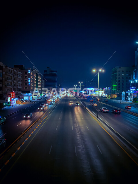 التقدم والتطور العمراني ،العمارات والابراج التجارية في شوارع مدينة الخبر المضيئة ليلا، طريق اسفلتي عام، حركة مرور السيارات في طرق جدة في المملكة العربية السعودية، معالم سياحيه مشهورة