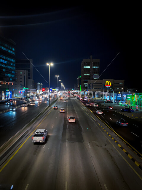 العمارات والابراج التجارية في شوارع مدينة الخبر المضيئة ليلا، طريق اسفلتي عام، حركة مرور السيارات في طرق جدة في المملكة العربية السعودية، معالم سياحيه مشهورة، التقدم والتطور العمراني