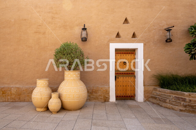 الأبواب الخشبية في المباني الاثرية الشعبيه في مدينة الرياض، الجرات المصنوعه من الفخار في القرية التراثيه،  مركز ثقافي سياحي في منتزه البجيري، الاحتفال باليوم الوطني 23 سبتمبر في جوهرة المملكة، يوم التأسيس السعودي 1727 م, معالم السعودية في حي الطريف التاريخي