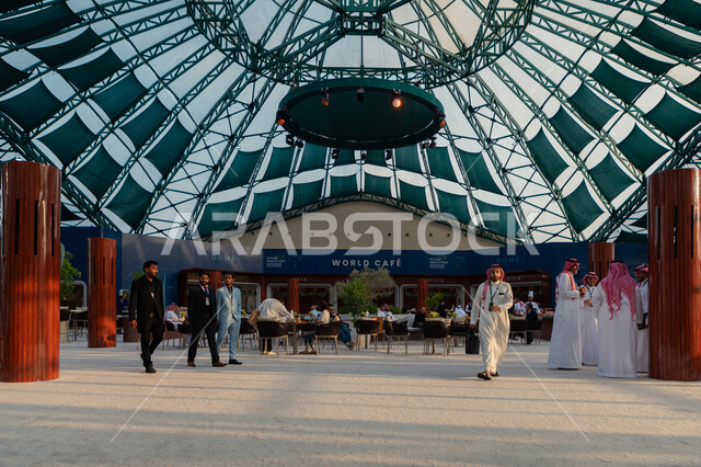الاستراحة في إحدى المقاهي في داخل مركز الملك عبد العزيز للمؤتمرات في مدينة الرياض، دافوس في الصحراء، دور المملكة في النمو الاقتصادي والنهضة التنموية، تحقيق رؤية السعودية ٢٠٣٠، مبادرة مستقبل الاستثمار، التعاون الدولي لمواجهة التحديات الاقتصادية العالمية.