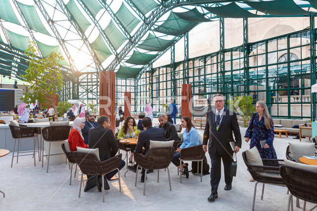 تحقيق رؤية السعودية ٢٠٣٠، الاستراحة في إحدى المقاهي في داخل مركز الملك عبد العزيز للمؤتمرات في مدينة الرياض، دافوس في الصحراء، دور المملكة في النمو الاقتصادي والنهضة التنموية، مبادرة مستقبل الاستثمار، التعاون الدولي لمواجهة التحديات الاقتصادية العالمية.