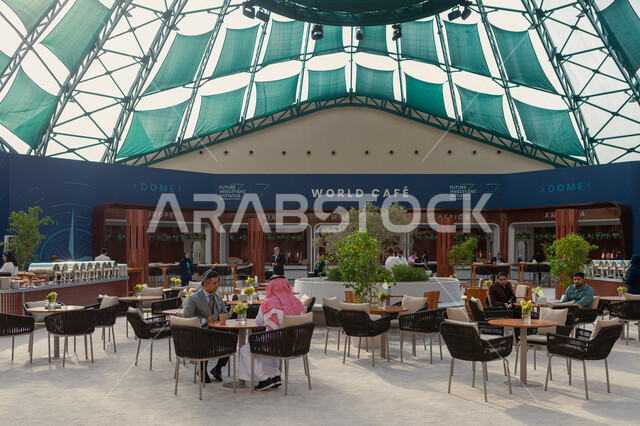 تحقيق رؤية السعودية ٢٠٣٠، الاستراحة في إحدى المقاهي في داخل مركز الملك عبد العزيز للمؤتمرات في مدينة الرياض، دافوس في الصحراء، دور المملكة في النمو الاقتصادي والنهضة التنموية، مبادرة مستقبل الاستثمار، التعاون الدولي لمواجهة التحديات الاقتصادية العالمية.