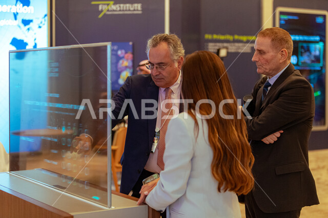 دور المملكة في النمو الاقتصادي والنهضة التنموية، تحقيق رؤية السعودية ٢٠٣٠، ريادة في تعزيز الفرص الاقتصادية العالمية في مدينة الرياض، رجال وسيدات أعمال في مبادرة مستقبل الاستثمار في مركز الملك عبد العزيز للمؤتمرات، شاشات الكترونية تعريفية، دافوس في الصحراء.