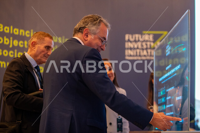 دور المملكة في النمو الاقتصادي والنهضة التنموية، تحقيق رؤية السعودية ٢٠٣٠، ريادة في تعزيز الفرص الاقتصادية العالمية في مدينة الرياض، رجال وسيدات أعمال في مبادرة مستقبل الاستثمار في مركز الملك عبد العزيز للمؤتمرات، شاشات الكترونية تعريفية، دافوس في الصحراء.