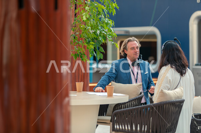 تعزيز التعاون العالمي، دور المملكة في النمو الاقتصادي والنهضة التنموية، تحقيق رؤية السعودية ٢٠٣٠، ريادة في دعم الفرص الاقتصادية العالمية في مدينة الرياض، رجل وسيدة أعمال يتناقشان في مبادرة مستقبل الاستثمار في مركز الملك عبد العزيز للمؤتمرات، دافوس في الصحراء.