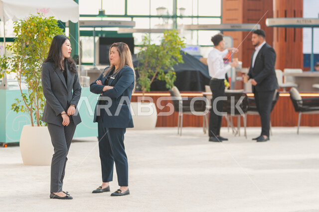 المناقشة والحوار بين الرواد، تحقيق رؤية السعودية ٢٠٣٠، سيدتا أعمال في مبادرة مستقبل الاستثمار لمناقشة القضايا المؤرقة للعالم في مركز الملك عبد العزيز للمؤتمرات في مدينة الرياض، دافوس في الصحراء، دور المملكة في النمو الاقتصادي والنهضة التنموية.