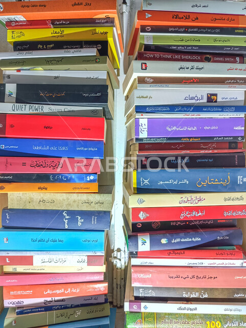 شغف وحب التعلم والثقافة والمعرفة, صورة مقربة لمجموعة كتب مرصوصة فوق بعضها, مفهوم التعليم والدراسة, قصص وروايات عربية مشهورة, استغلال أوقات الفراغ بالهوايات المفيدة والممتعه