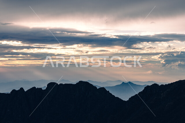 مناظر الطبيعة الجبلية على الهضاب والمرتفعات، السماء الملبدة بالغيوم البيضاء فوق جبال السودة بمنطقة عسير جنوب غرب المملكة العربية السعودية، منظر طبيعي خلاب لغروب الشمس، أماكن ومناطق سياحية مشهورة