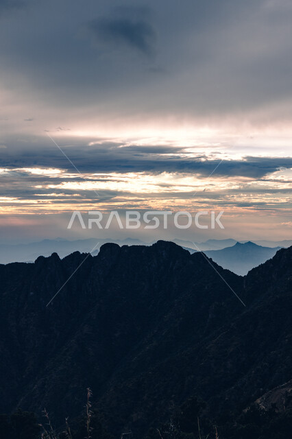 مناظر الطبيعة الجبلية على الهضاب والمرتفعات، السماء الملبدة بالغيوم البيضاء فوق جبال السودة بمنطقة عسير جنوب غرب المملكة العربية السعودية، منظر طبيعي خلاب لغروب الشمس، أماكن ومناطق سياحية مشهورة