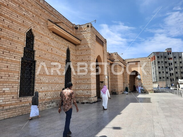 الأبنية السكنية والمحال المحيطة بالجامع، واجهة مسجد عبد الله بن عباس في الطائف بالمملكة العربية السعودية، أماكن إسلامية مقدسة، وجهة لاستقطاب الزوار والسائحين، موقع متميز للتبادل التجاري والثقافي، فنون الهندسة المعمارية في البناء.