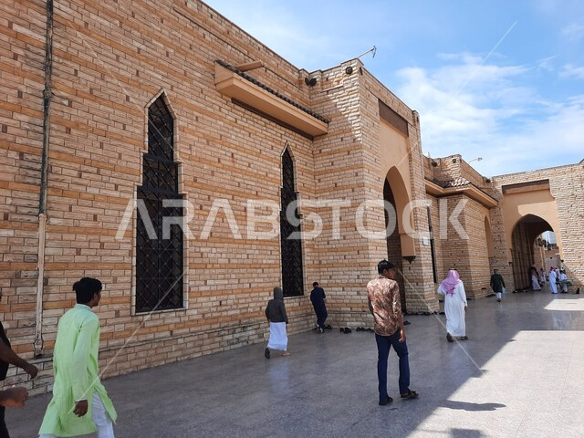 أماكن إسلامية مقدسة، أقدم الحضارات الدينية التراثية، واجهة مسجد عبد الله بن عباس في الطائف بالمملكة العربية السعودية، صورة مقربة لوفود المصلين والزوار والسائحين إلى الجامع، موقع متميز للتبادل التجاري والثقافي، فنون الهندسة المعمارية في البناء.