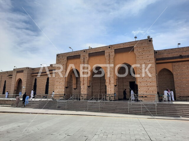 أقدم الحضارات الدينية التراثية، واجهة مسجد عبد الله بن عباس في الطائف بالمملكة العربية السعودية، أماكن إسلامية مقدسة، وجهة لاستقطاب الزوار والسائحين، موقع متميز للتبادل التجاري والثقافي، فنون الهندسة المعمارية في البناء.