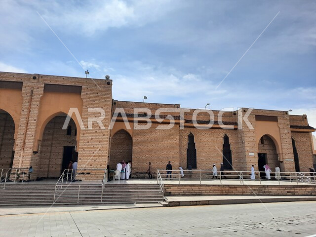 واجهة مسجد عبد الله بن عباس في الطائف بالمملكة العربية السعودية، أماكن إسلامية مقدسة، أقدم الحضارات الدينية التراثية، وجهة لاستقطاب الزوار والسائحين، موقع متميز للتبادل التجاري والثقافي، فنون الهندسة المعمارية في البناء.