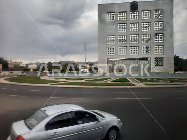 تصاميم فلسفية حديثة، ميدان المئوية الدائري في مدينة الطائف، أبنية أثرية تعبر عن تاريخ المملكة، تجسيد الذكرى المئوية لتوحيد السعودية، فنون الهندسة المعمارية في البناء، رفع كفاءة شبكة الطرق، تجميل المدخل الغربي للمدينة.