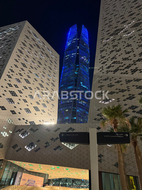 النمو والتطور العمراني لناطحات السحاب والمباني في المملكة العربية السعودية, الفن الهندسي المعماري لمعالم وأماكن السياحة في مدينة الرياض, الأبراج المالية والمنشآت الاقتصادية المضاءة في وقت الليل، صورة مقربه لمركز الملك عبد الله المالي كافد