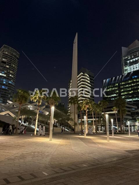 النمو والتطور العمراني لناطحات السحاب والمباني في المملكة العربية السعودية, الفن الهندسي المعماري لمعالم وأماكن السياحة في مدينة الرياض, الأبراج المالية والمنشآت الاقتصادية المضاءة في وقت الليل، صورة مقربه لمركز الملك عبد الله المالي كافد