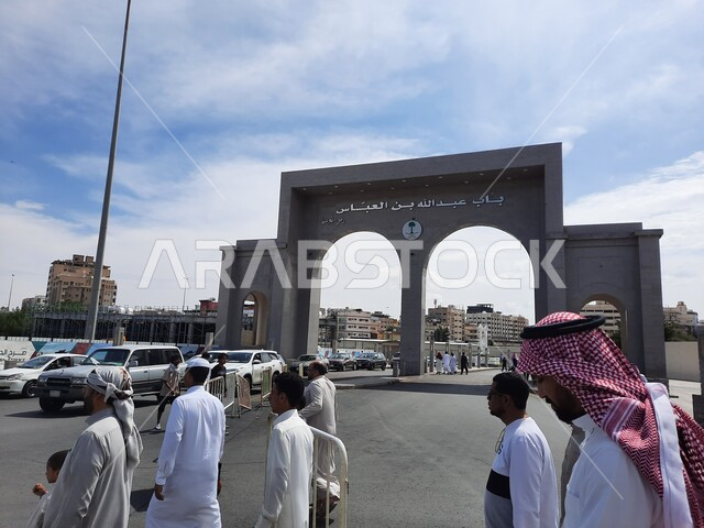 مواقف السيارات أمام باب عبد الله بن عباس في الطائف بالمملكة العربية السعودية، أقدم الحضارات الدينية التراثية، أماكن إسلامية مقدسة، الزوار والسائحون للمعالم التاريخية المشهورة، موقع متميز للتبادل التجاري والثقافي.