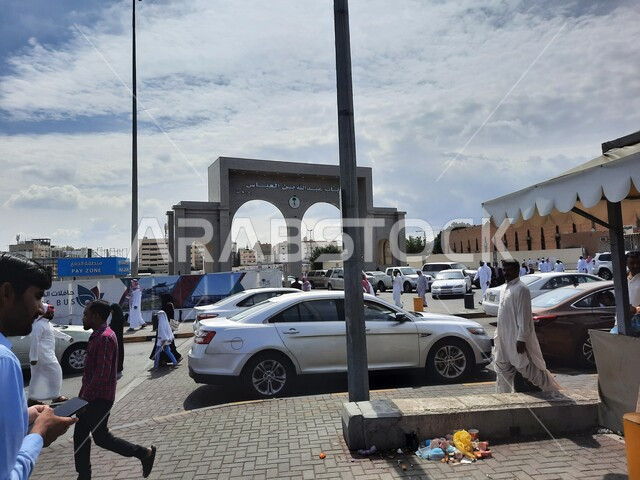 مواقف السيارات أمام باب عبد الله بن عباس في الطائف بالمملكة العربية السعودية، أقدم الحضارات الدينية التراثية، أماكن إسلامية مقدسة، الزوار والسائحون للمعالم التاريخية المشهورة، موقع متميز للتبادل التجاري والثقافي.