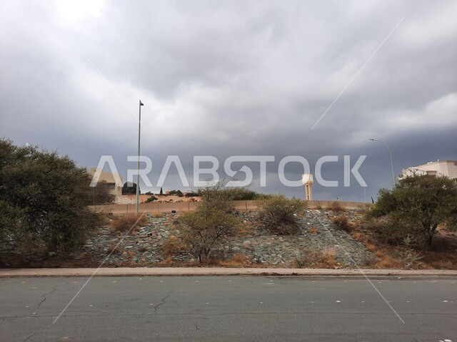 طريق سفر اسفلتي بين الكثبان الرملية، السماء المليئة بالغيوم، الخصائص السياحية المميزة لمنطقة الهدا،  الطرق والشوارع الصحراوية في السعودية