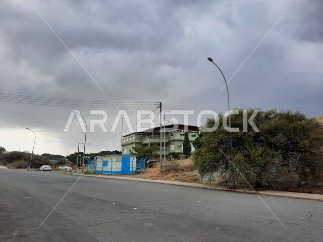 السماء المليئة بالغيوم، الخصائص السياحية المميزة لمنطقة الهدا، طريق سفر اسفلتي بين الكثبان الرملية،  طرق وشوارع السعودية، ابنية سكنية قديمة