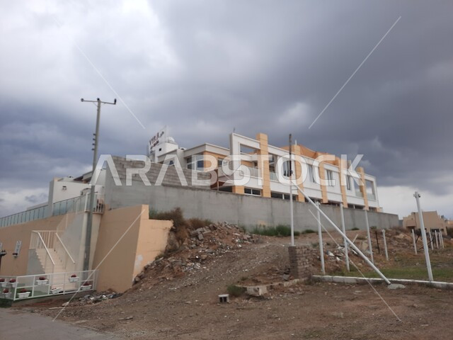 منظر السماء المليئة بالغيوم في منطقة الهدا، العمارات والأبنية القديمة في شوارع المملكة، الطبيعة الصحراوية لمدينة الطائف السياحية في السعودية  