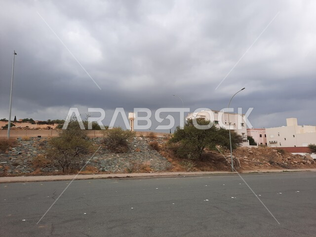 أماكن سياحية مميزة في المملكة، منظر السماء المليئة بالغيوم في مدينة الطائف، طريق سفر اسفلتي بين الكثبان الرملية، خط سير السيارات في منطقة الهدا، البيوت والمنازل القديمة عل جانبي الطريق