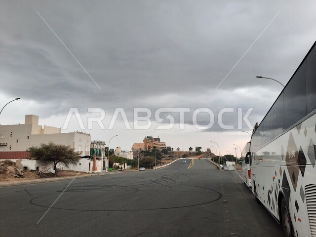 الأحياء السكنية القديمة، وجهة سياحية مميزة خلال فصل الشتا ، منظر السماء الملبدة بالغيوم في مدينة الطائف،  الطرق والشوارع المعبدة في السعودية، صورة مقربة لخط سير الباصات السياحية