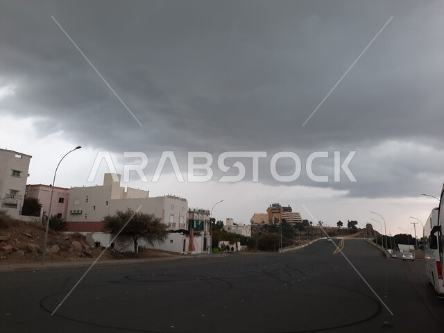 وجهة سياحية مميزة خلال فصل الشتاء، منظر السماء الملبدة بالغيوم في مدينة الطائف،  الطرق والشوارع المعبدة في السعودية، خط سير السيارات في منطقة الهدا، الأحياء السكنية القديمة، الكثبان الرملية الصحراوية في شوارع المملكة