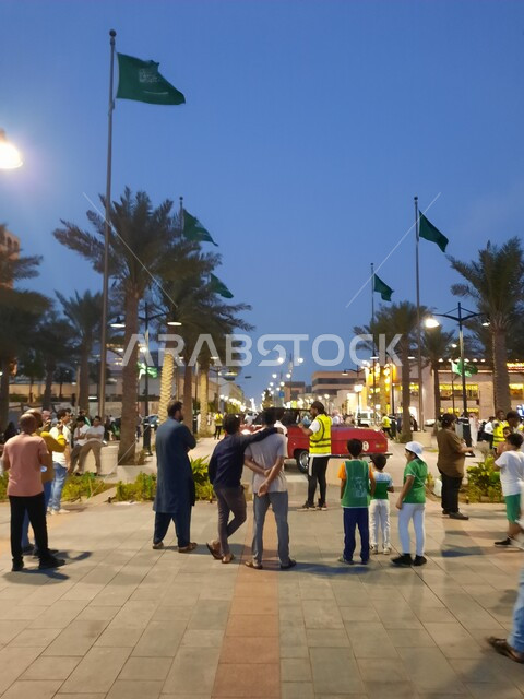 العلم السعودي المرفرف في سماء المملكة، احتفالات مسائية بالعيد الوطني السعودي 23 سبتمبر في كورنيش جدة، استذكار التاريخ وتعزيز الهوية الوطنية، مفهوم حب الوطن والانتماء اليه في يوم العلم 11 مارس