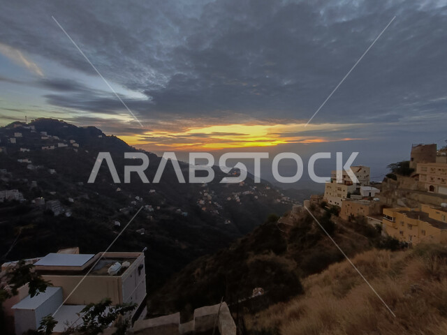 التكوينات الصخرية في محافظة فيفاء بالمملكة العربية السعودية, البيوت السكنية على القمم والمرتفعات الجبلية في مدينة جازان, الاشجار والنباتات الخضراء على سفوح الجبال, أماكن ومعالم السياحة المشهورة, الاستمتاع بالمناظر الطبيعية الضبابية في وقت غروب الشمس