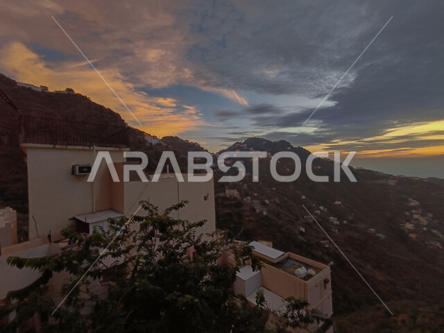 التكوينات الصخرية في محافظة فيفاء بالمملكة العربية السعودية, البيوت السكنية على القمم والمرتفعات الجبلية في مدينة جازان, الاشجار والنباتات الخضراء على سفوح الجبال, أماكن ومعالم السياحة المشهورة, الاستمتاع بالمناظر الطبيعية الضبابية في وقت غروب الشمس