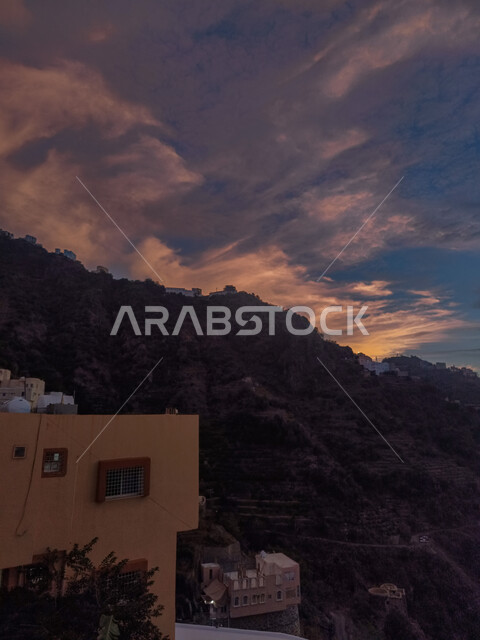الاستمتاع بالمناظر الطبيعية الضبابية في وقت غروب الشمس, التكوينات الصخرية في محافظة فيفاء بالمملكة العربية السعودية, البيوت السكنية على القمم والمرتفعات الجبلية في مدينة جازان, الاشجار والنباتات الخضراء على سفوح الجبال, أماكن ومعالم السياحة المشهورة