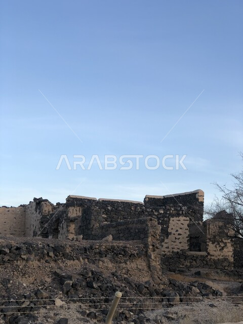  الفن الهندسي المعماري القديم، الجدران المبنية من الحجارة البركانية والطين والجص, التراث الوطني السعودي في المملكه، المباني التاريخيه في منطقه قصر عروة بن الزبير في المدينة المنورة ،معالم أثرية متنوعة، أماكن سياحية مشهورة في السعودية