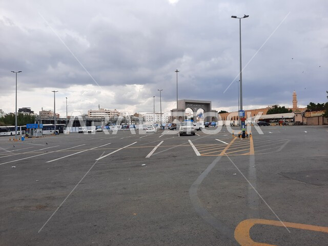 أعمدة الإنارة في الساحات الإسفلتية، الشوارع المعبدة في المملكة العربية السعودية، المعالم الفريدة في مدينة الطائف، حركة مرورالسيارات في الطرقات، المواصلات ووسائل النقل المختلفة، أجواء شتوية غائمة، موقع لاستقطاب الزوار والسائحين.