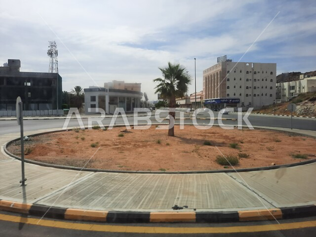 الساحات والأرصفة الإسفلتية، الشوارع المعبدة في المملكة العربية السعودية، المحافظة على السلامة المرورية، حركة مرور السيارات في الطرقات، لافتات وإشارات طرقية، الطبيعة الجبلية في مدينة الطائف، موقع لاستقطاب الزوار والسائحين.