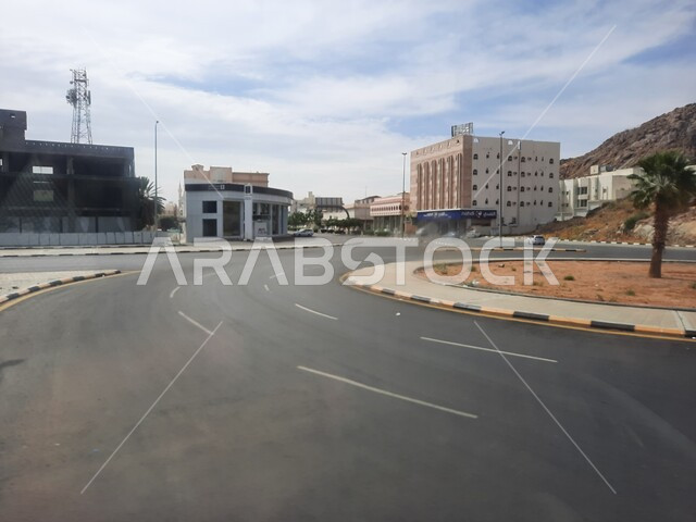 الطبيعة الجبلية في مدينة الطائف، المباني الحديثة المختلفة، الساحات والأرصفة الإسفلتية، الشوارع المعبدة في المملكة العربية السعودية، المحافظة على السلامة المرورية، حركة مرور السيارات في الطرقات، موقع لاستقطاب الزوار والسائحين.