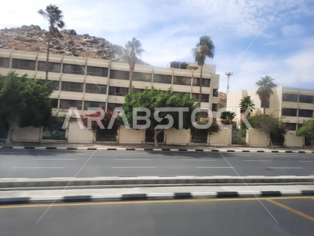 الطرقات الموسعة ذهابا وإيابا، المباني المتطورة على الطراز الحديث، حركة المرور في الشوارع الاسفلتية، الطبيعة الخضراء في المملكة العربية السعودية، الطرق المعبدة في مدينة الطائف، الهندسة المعمارية المتميزة في البناء،موقع لاستقطاب الزوار والسائحين.