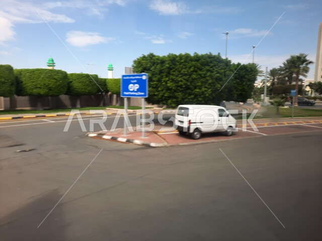 الشوارع المعبدة والأرصفة الاسفلتية، حركة مرور السيارات في طرقات مدينة الطائف في وضح النهار، الاهتمام بزراعة النباتات والأشجار الخضراء في المدن السياحية المشهورة، مناطق وأماكن الجذب السياحي والمناخ المثالي، لافتة وإشارات طرقية.