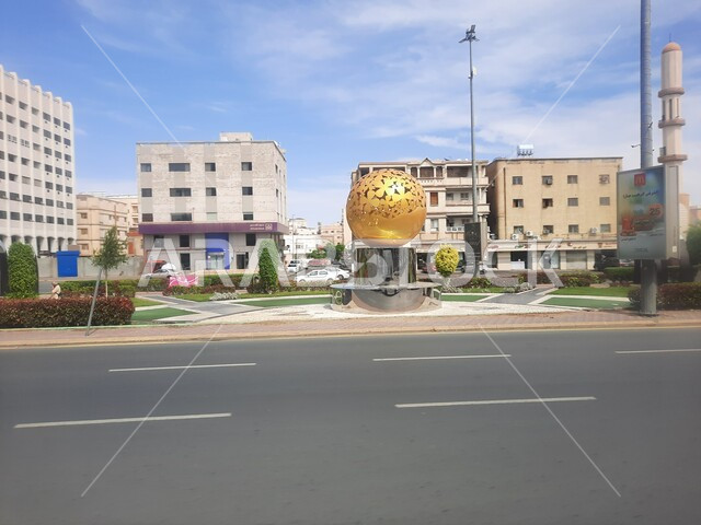 المساجد والجوامع الإسلامية، مجسم كروي باللون الذهبي وسط  ساحة في مدينة الطائف، المراكز والمحلات التجارية، المباني والبيوت السكنية، الشوارع المعبدة والأرصفة الاسفلتية، مناطق وأماكن الجذب السياحي والمناخ المثالي.