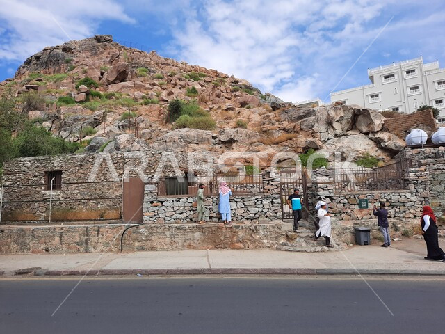 موقع لاستقطاب الزوار والسائحين، قلعة العرفاء التاريخية في مدينة الطائف، الطراز العباسي في البناء، الاهتمام بالتشجير والزراعة، رمز تراثي وحضاري للأحداث الثقافية، القلاع والحصون الأثرية، الطبيعة الجبلية الخضراء في المملكة العربية السعودية .