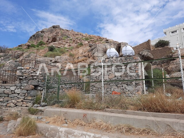 القلاع والحصون الأثرية، الاهتمام بالتشجير والزراعة، رمز تراثي وحضاري للأحداث الثقافية،صورة مقربة للسور حول قلعة العرفاء التاريخية في مدينة الطائف، الطراز العباسي في البناء، الطبيعة الجبلية الخضراء في المملكة العربية السعودية، موقع لاستقطاب الزوار والسائحين.