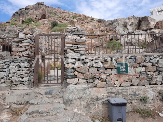 الطراز العباسي في البناء, لوحه إرشاديه تحتوي على باركود المعلومات الثقافيه حول قلعه العرفاء التاريخية في مدينة الطائف, المعالم الأثريه السياحية، الطبيعة الجبلية الخضراء في المملكة العربية السعودية، موقع لجذب الزوار والسائحين .