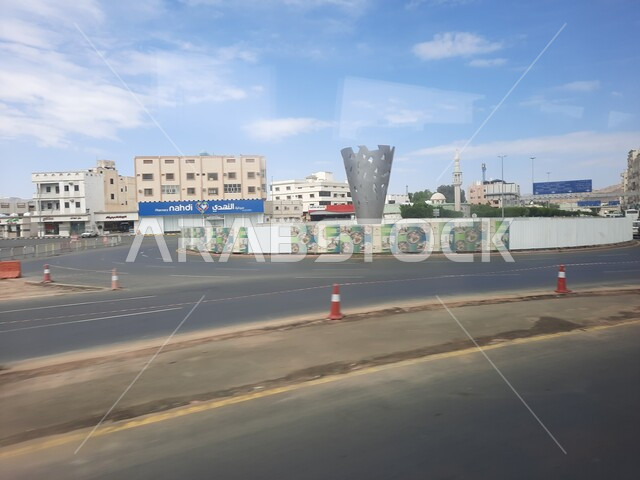 لافتات ولوحات إرشادية طرقية، مجسم باللون الفضي وسط  دوار في مدينة الطائف، المراكز والمحلات التجارية، المباني والبيوت السكنية، الطرق والشوارع المعبدة والأرصفة الاسفلتية، مناطق وأماكن الجذب السياحي والمناخ المثالي.