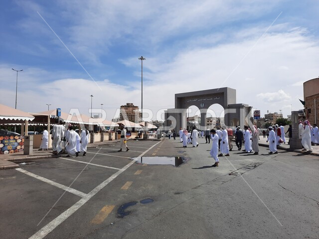 السوق المركزي الشعبي، قدوم الزوار والسائحين للتسوق والترفيه، باب عبد الله بن عباس في الطائف بالمملكة العربية السعودية، أماكن إسلامية مقدسة، موقع متميز للتبادل التجاري والثقافي.