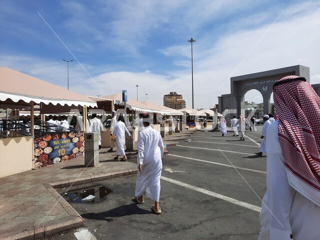 السوق المركزي الشعبي، قدوم الزوار والسائحين للتسوق والترفيه، باب عبد الله بن عباس في الطائف بالمملكة العربية السعودية، أماكن إسلامية مقدسة، موقع متميز للتبادل التجاري والثقافي.