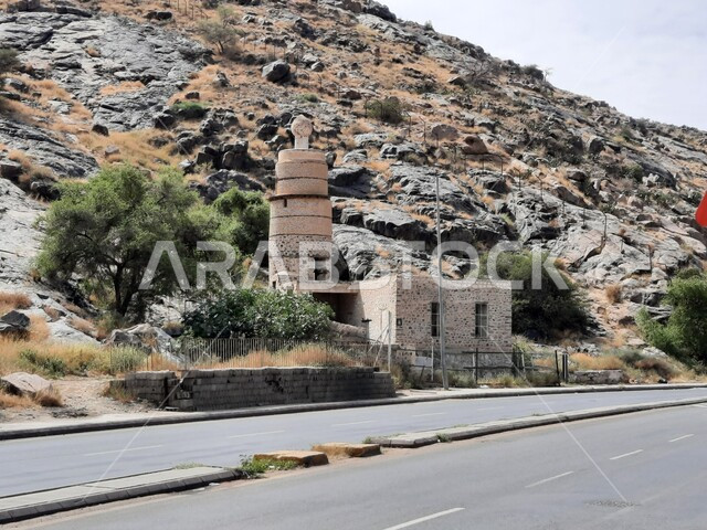 منارة أسطوانية على الطراز العباسي، مسجد المدهون (القنطرة) في حي المثنة في مدينة الطائف، وجهة لاستقطاب الزوار والحجاج، الفن الهندسي المعماري في بناء مئذنة الجامع، معالم دينية تراثية وسياحية، الطبيعة الجبلية في المملكة العربية السعودية