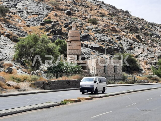 الفن الهندسي المعماري في بناء المئذنة، منارة أسطوانية على الطراز العباسي، حركة مرور السيارات في الشوارع أمام مسجد المدهون (القنطرة) في حي المثنة في مدينة الطائف، وجهة لاستقطاب الزوار والحجاج، معالم دينية تراثية وسياحية، الطبيعة الجبلية في السعودية