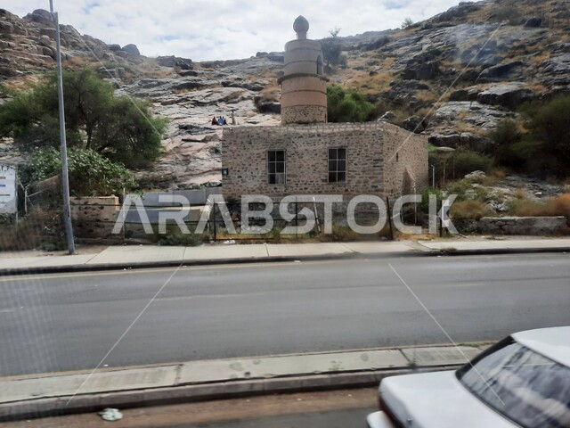 الفن الهندسي المعماري في بناء المئذنة، منارة أسطوانية على الطراز العباسي، حركة مرور السيارات في الشوارع أمام مسجد المدهون (القنطرة) في حي المثنة في مدينة الطائف، وجهة لاستقطاب الزوار والحجاج، معالم دينية تراثية وسياحية، الطبيعة الجبلية في السعودية